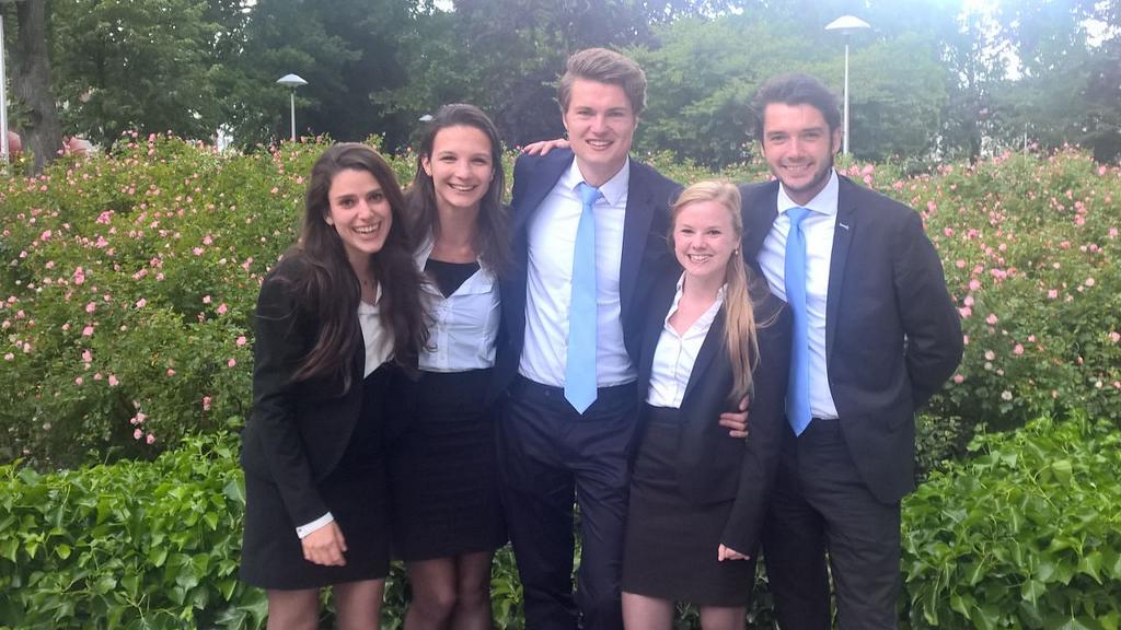 LKvV's tweet photo. Met trots presenteert de LKvV haar nieuwe Kandidaatsbestuur, dat zich gistermiddag aan de PV heeft gepresenteerd! http://t.co/fGGzpuf4Dm