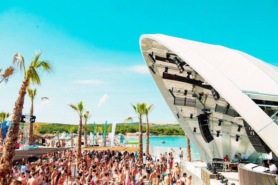 AlexGrantx's tweet photo. This time next week though. 👋👋✈️💃👭👭🙊☀️ @Nataliehorne_x @Emma_westonX @Rachelkatex #Hideout http://t.co/cw7qqSPGiD