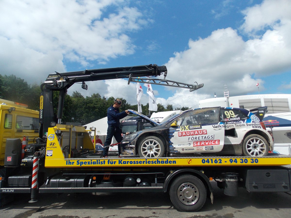 PureRallycross's tweet photo. Le circuit d'@EsteringRX à déjà frappé! Première sortie de route de pour #Linnerud lors des essais libres #WorldRX http://t.co/16oxoqQYst