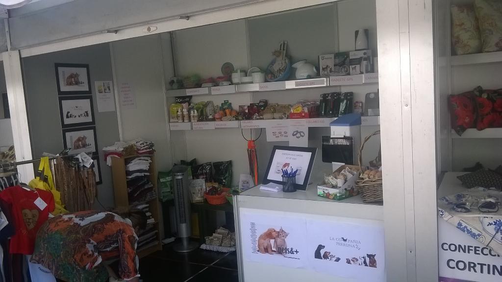 Perrete_Pets's tweet photo. Estamos en @Ayto_Pozuelo presentando la tienda!Pasaos a vernos ^^En la Feria de Conercio, junto al ESIC http://t.co/Gc3pxO61V7