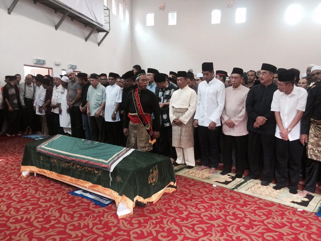 DrZahidHamidi's tweet photo. Al Fatihah, salam takziah buat keluarga sahabat sy Allahyarham TS Omar Din. Smoga rohnya dirahmati Allah SWT. #DSZH http://t.co/hbdqqTn6ec