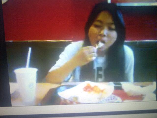 LiviaDayara's tweet photo. Diamnya orang puasa adalah dzikir, tidurnya ibadah , Mmmmm gue bingung mau tidur apa diem ? Makan aja dehhhhhh =)) http://t.co/glIJA8nwZ1