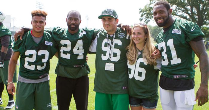 PocketViral's tweet photo. She enlists 9 New York Jets players to ask his friend with autism for Prom Date - http://t.co/wumhKCjN6t http://t.co/B1DjF6z4CI