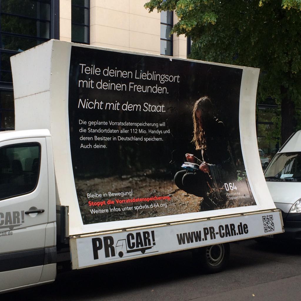 D64eV's tweet photo. Wir haben den #SPDkonvent-Delegierten eine Erinnerung vor die Tür gestellt. #noVDS #D64 http://t.co/Xd2Pb3DapG