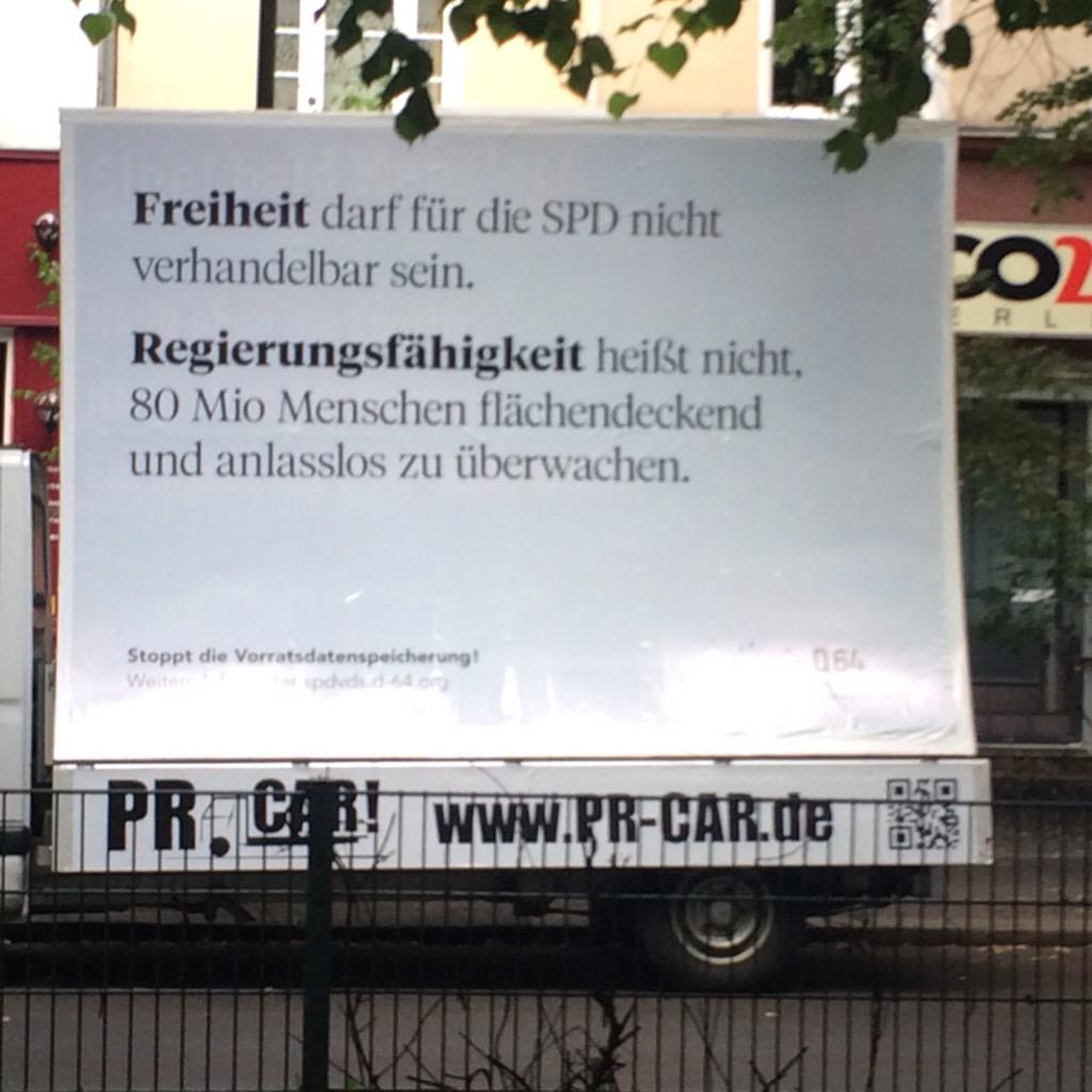 D64eV's tweet photo. Wir haben den #SPDkonvent-Delegierten eine Erinnerung vor die Tür gestellt. #noVDS #D64 http://t.co/Xd2Pb3DapG
