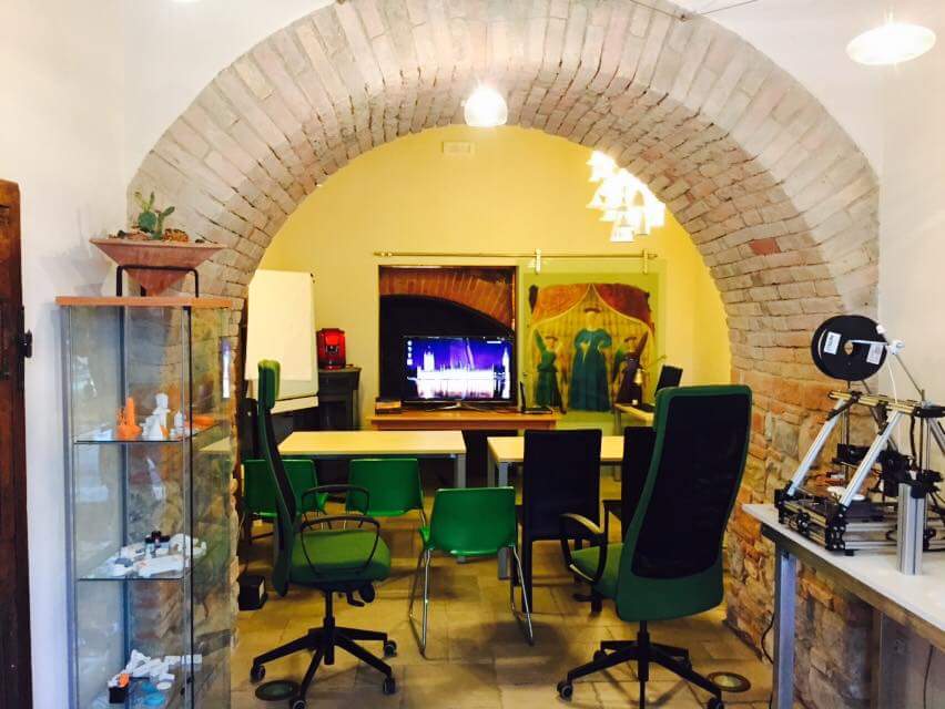 fablabrinasci's tweet image. Fra poco su #periscope corso di #composizione fotografica #fablab  Rinascimento