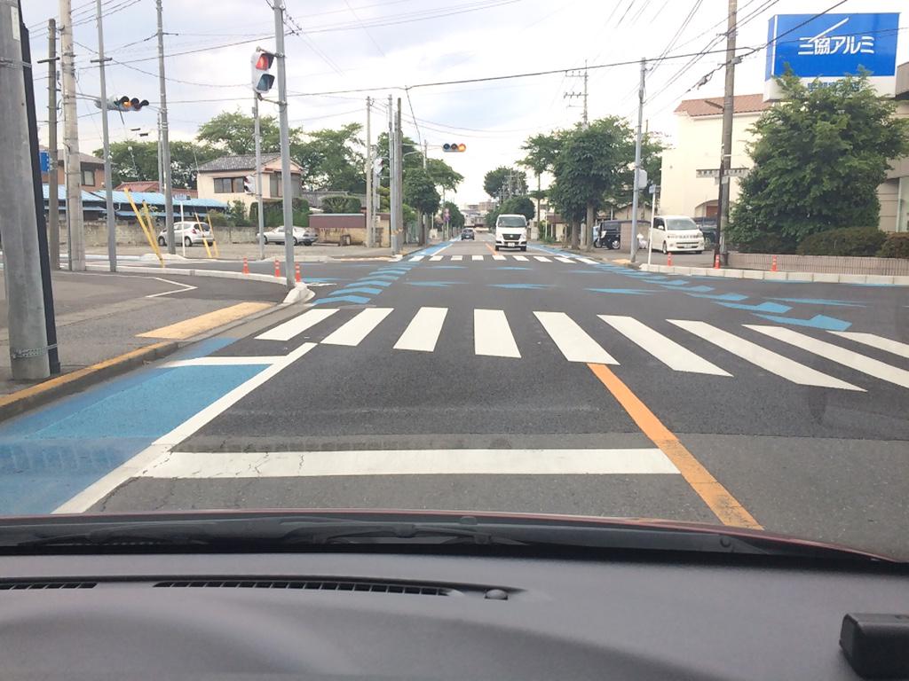 zero3hp's tweet photo. 宇都宮の自転車レーンはところどころ交差点内にも自転車の動線表示が。ここまでされれば、知りませんでしたとは言えませんな（笑） http://t.co/xvhuphD28E
