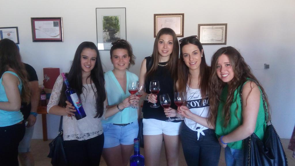 bodegacpcigales's tweet photo. Brindando con los vinos Torondos y semidulce piezabuema en laBodega Cooperativa Cigales @QuintoCotarro http://t.co/pt4pAqo9GP