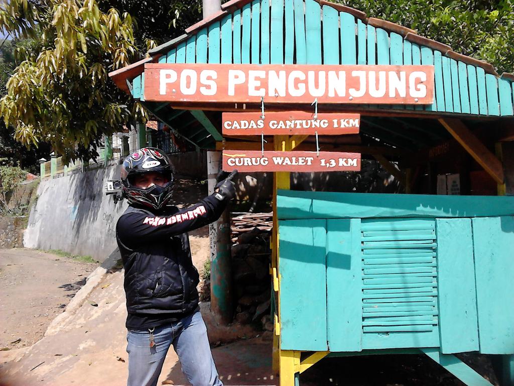 Kombo_Kuningan's tweet photo. Ad yg mau mati nih di ajak jalan", gkgkgkkk 
@yvml 
@ExploreKuningan 
#desaciwarumantaps 
#cadasgantung http://t.co/XMUVZdm6UL