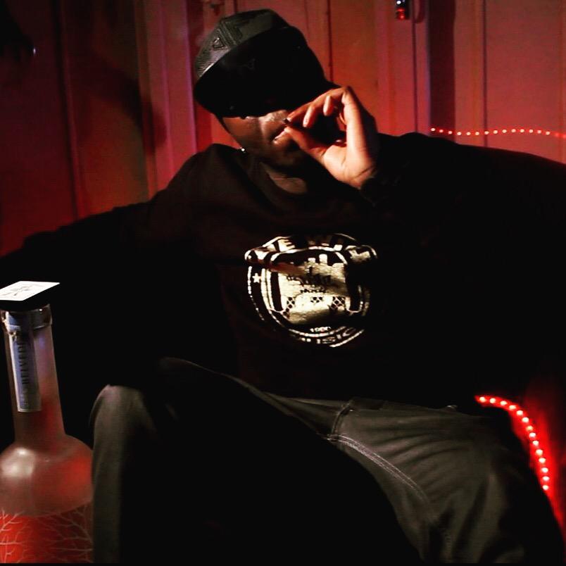 Moplair120's tweet photo. Je pete mon blunt et je crache la fumé sur ta guel #PimpLife #BossNUp #WireGang #Snapback #Bttf #IlsCapteront http://t.co/mBYRtIr7aV