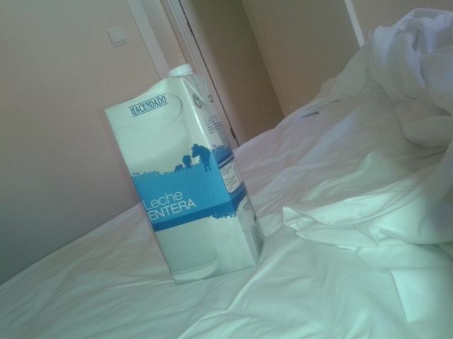 Esther3GV's tweet photo. Mi hermanito @mellamanchapi  me ha traído el desayuno a la cama :-)  no es adorable?? http://t.co/yIKtH6oCLm
