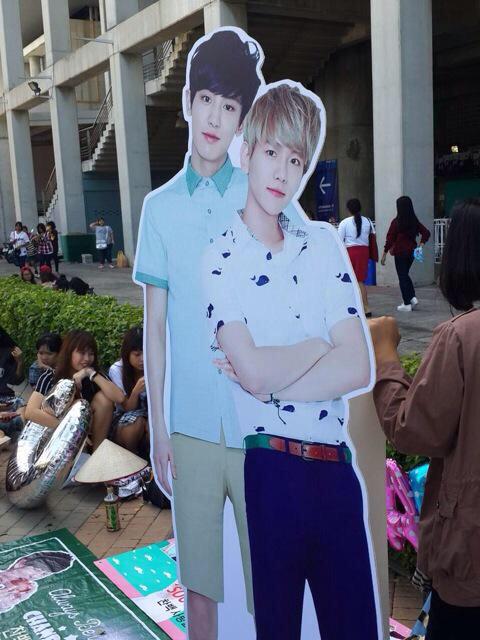 Kjikim94's tweet photo. แฟนตปท. รู้สึกชื่นชอบในผลงานที่คนไทยทำออกมา  ขอบคุณเจ้าของภาพด้วยนะครับ #EXOluXioninBKK http://t.co/glne3i1I7w
