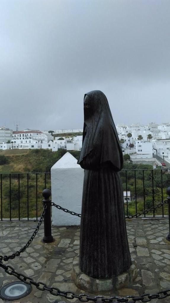 تمثال المرأة المحجبة في VEJER DE LA FRONTERA و هذا كان لباس الأندلسيات حتى بعد سقوط الأندلس #الحجاب #رمضان