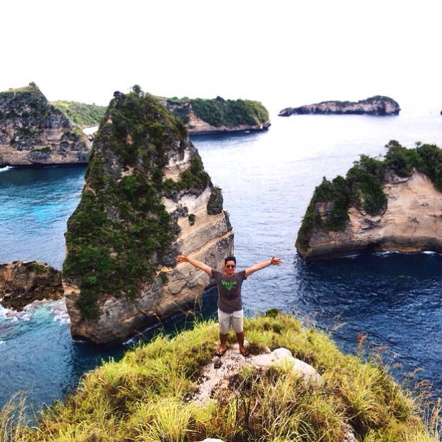 Ini bukan di Thailand ataupun di Raja Ampat loh. Ini asli keindahan alam Bali! Tepatnya di Pantai Atuh, Nusa Penida.