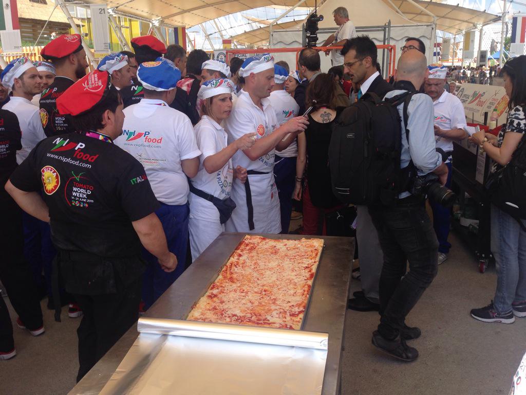 A #Expo2015 il giudice del Guinness, Lorenzo Veltri, si prepara a misurare la pizza più lunga del mondo #corriereit