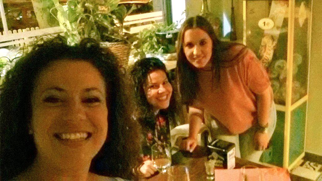 SariOE's tweet photo. Noche perfecta con mi dos guapetonas!!!  @Almu_OE y mi ana!! Hay que repetirrrr!! 😗😗😗 http://t.co/uIz7SGGPV7