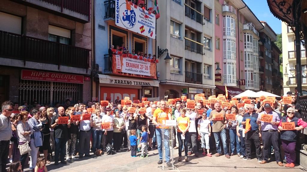 axierL's tweet photo. "Si nos obligan a elegir entre justicia o legalidad, nosotras elegimos la justicia"
#desobediencia
#HerrikoakLibre http://t.co/ueHF4OhXk6