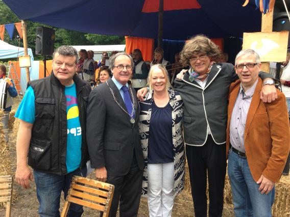 Zojuist met burgemeesters Stegers + Koers Leppel Fietsival geopend in Tubbergen: dit weekend fietsen + feest