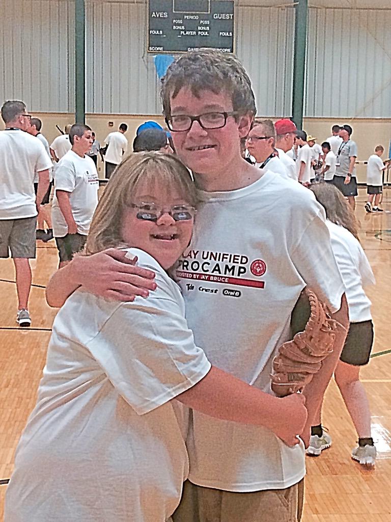 umfactsfirstok's tweet photo. No field?No problem if Jay Bruce is your coach @kroger Play Unified Pro Camp.Thx @ProcterGamble @tide @OralB @Crest http://t.co/dy40iIaXO4