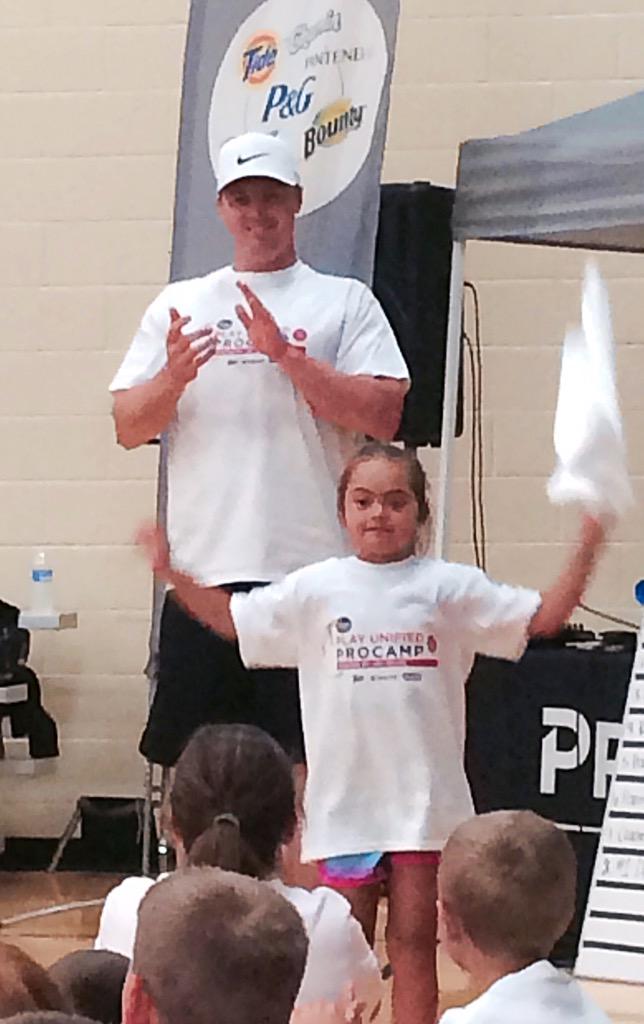 umfactsfirstok's tweet photo. No field?No problem if Jay Bruce is your coach @kroger Play Unified Pro Camp.Thx @ProcterGamble @tide @OralB @Crest http://t.co/dy40iIaXO4