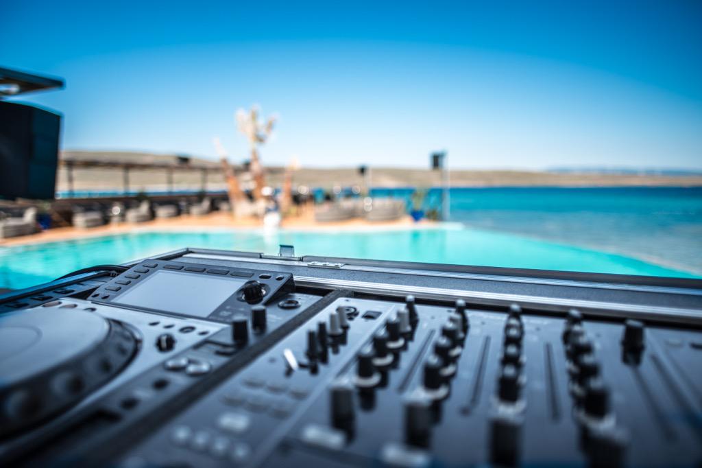 DogusCabakcor's tweet photo. #OPENINVITATION to the deepest sound of #Alacati ❤️ @AlacatiSoundPool x #DOSE 😏 #youwillfindoutsoon 😁 http://t.co/JjUGUBac5M