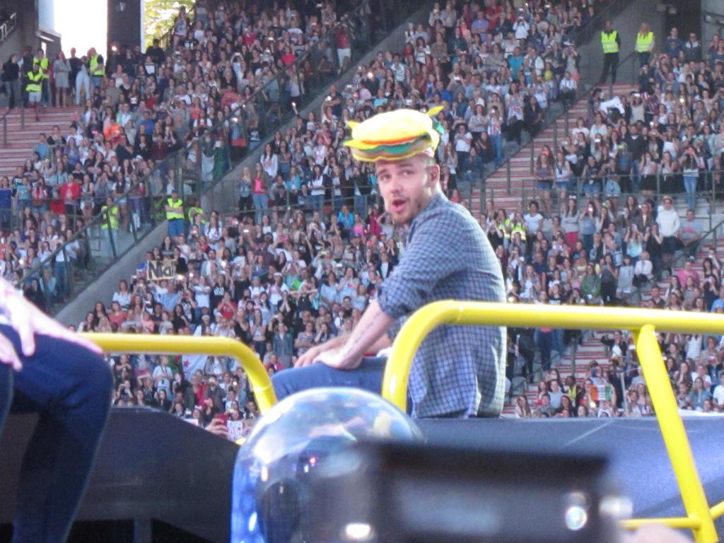 anina_noa's tweet photo. Liam you funny lad! He was smiling all the time! That makes me so happy! ;) #schmile #liamtheburger #loveyou http://t.co/HrhcVJE9By
