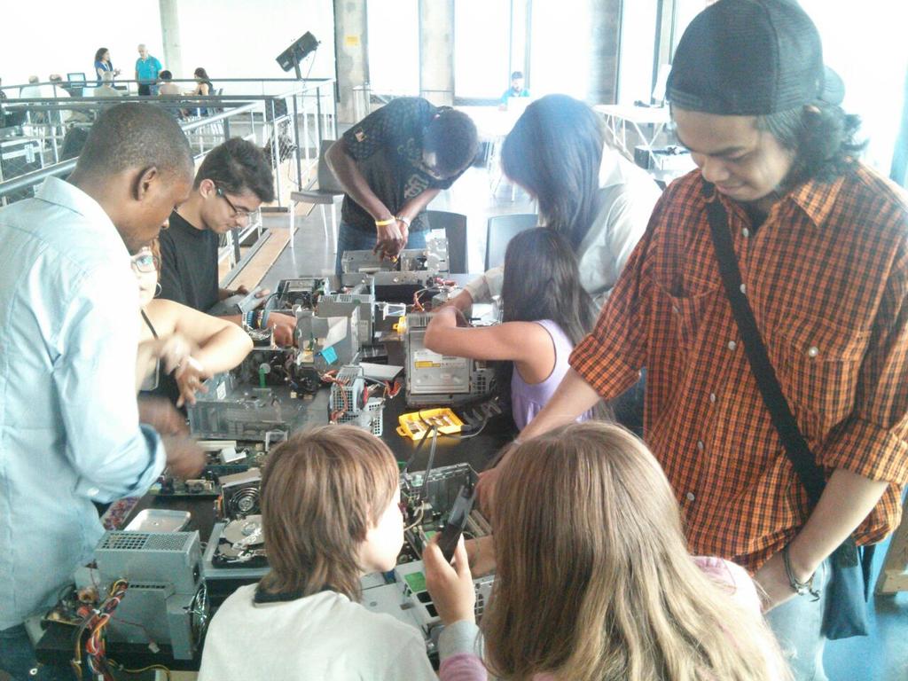 lakallevallecas's tweet image. Cacharreando en #Festilab familiarizandonos con lo que hay detro de nuestro ordenador  @medialabprado quítate miedo!!