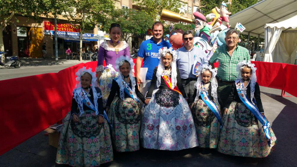 Nuestras representantes infantiles esta mañana en la visita del jurado. ¡Guapas!