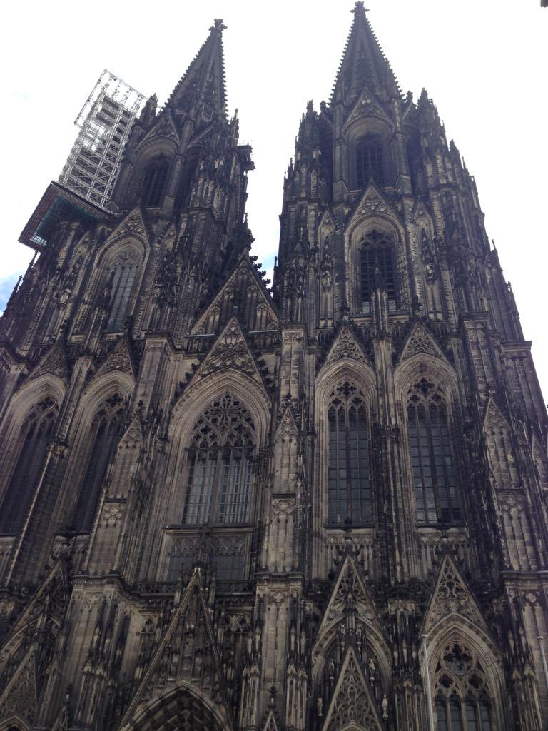weapon1970's tweet image. ドイツ出張が無事に終わり帰国しました。ついでにケルンの大聖堂を見ました。デカイ！