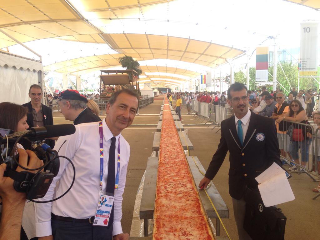 Pizza da Guinness a #Expo2015 misurazioni in corso, finora siamo a 1149 metri... #corriereit