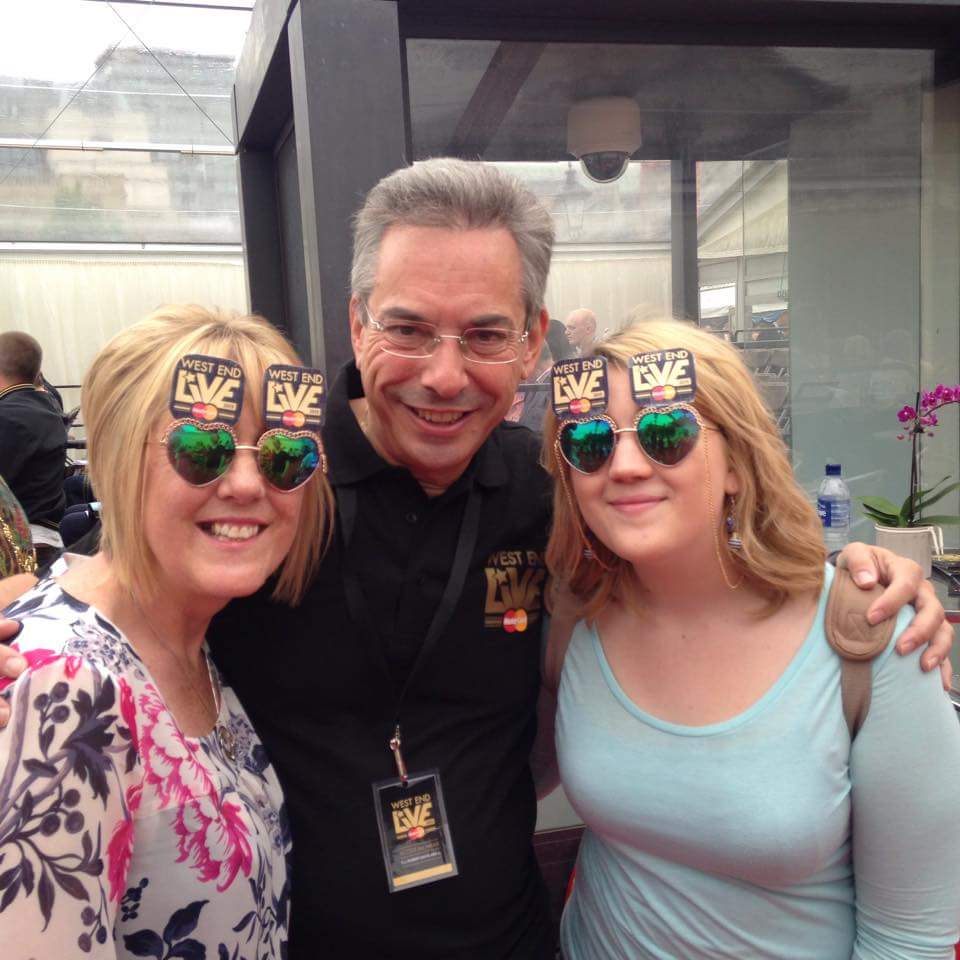 fraugretel's tweet photo. #WestEndLIVE  #Welfie  @RdRobertdavis  @MasterCardUK @WestEndLIVE #theboss http://t.co/SlrZdR2Cjg