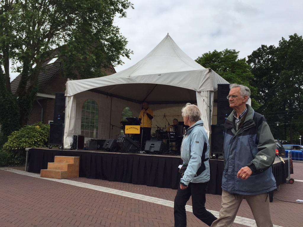 Met een vrolijke noot entertainen 'De aanleggers' het stationsplein  <a href="/FDLMermelo/">Fête de la Musique</a>
