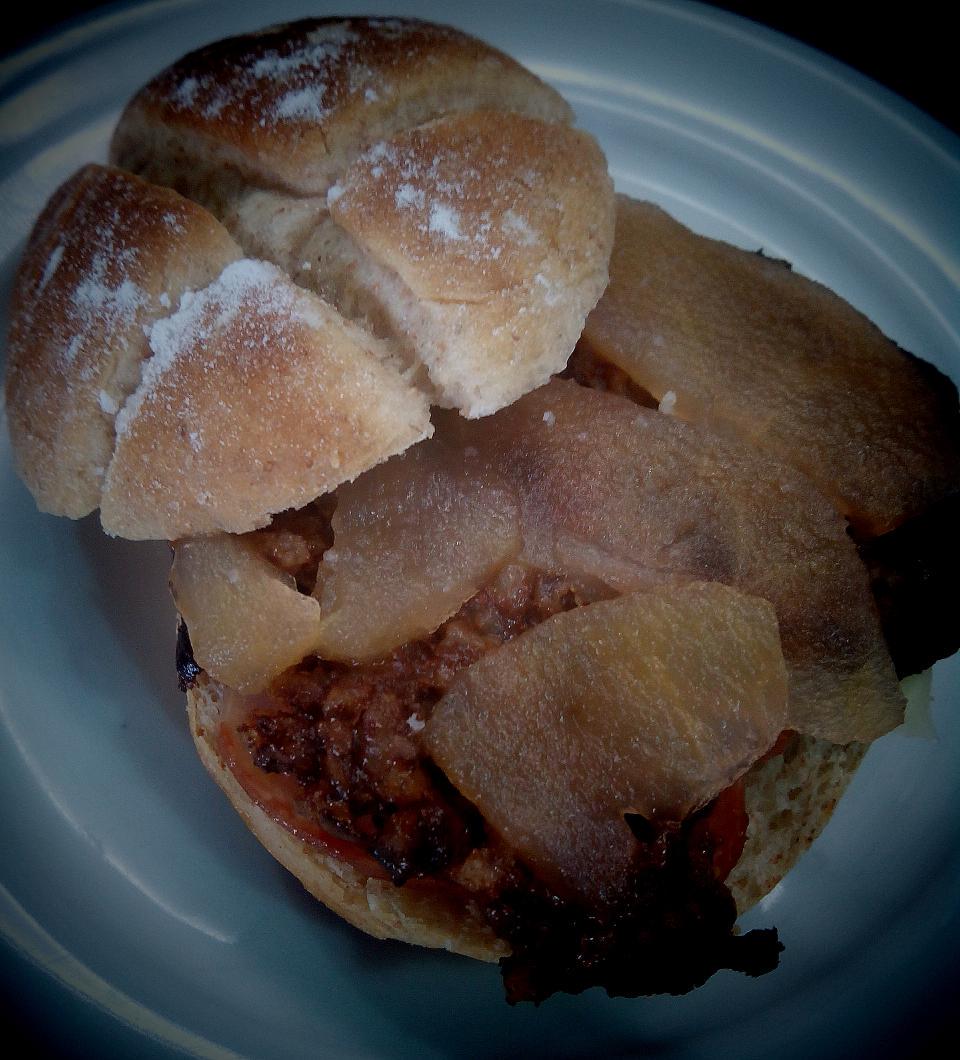JesusPilar79's tweet photo. Simplemente espectacular mini burguer de "Morcilla de la Maruja" de #Cigales @magarciavelasco @angelreca1 #AlCigales http://t.co/kYHV72h2OL