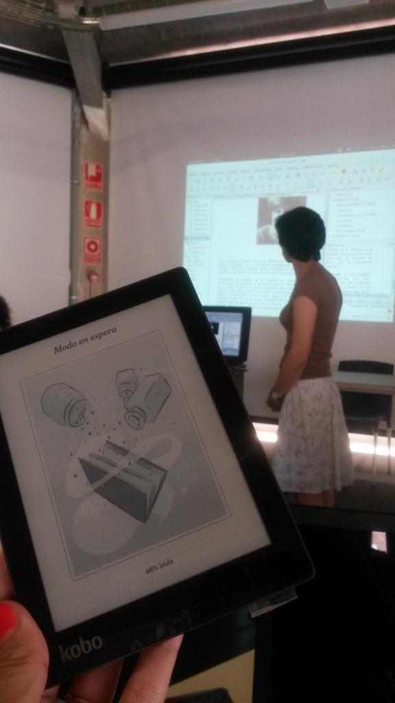 FrauOlivetti's tweet image. Alfombra roja y pajarita para la puesta de largo de nuestro #cocinandoEbooks》Presentamos proyect(az)os en #Festilab