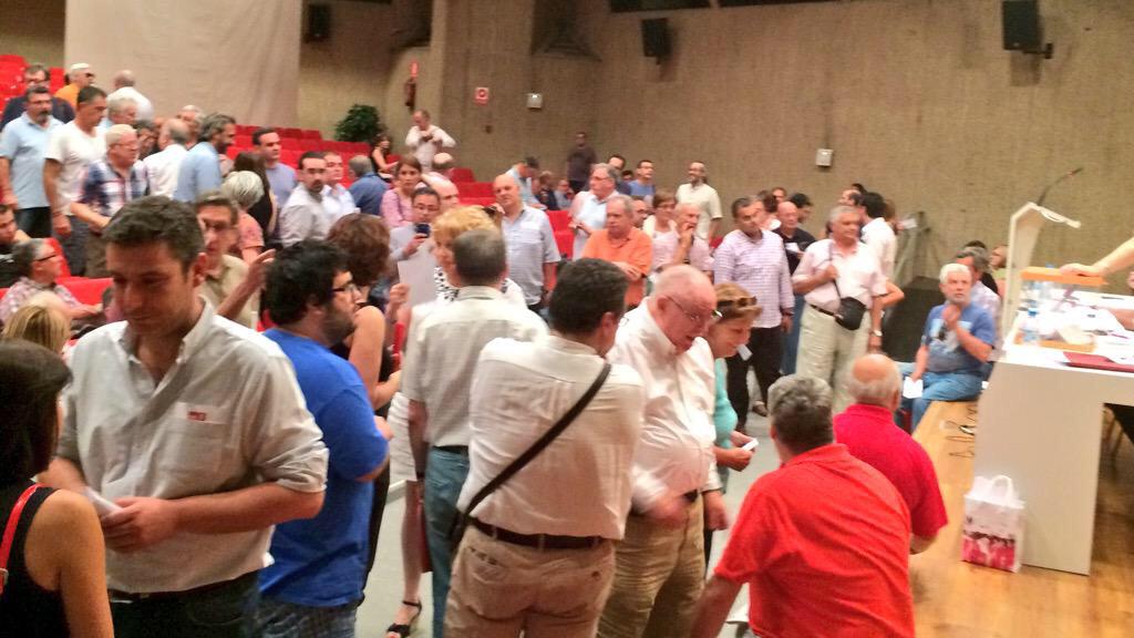 IS_PSOEMadrid's tweet image. Compañeros esperando turno para votación comisión permanente y portavocia @ispsoe suerte y gracias a todos y todas.