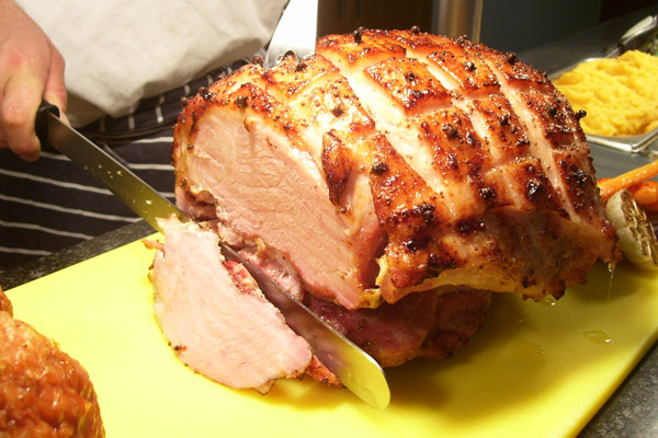 wavesbar's tweet photo. Fathers Day 4 Course Sunday Lunch £16.50 with free pint for dad.Roast Beef &amp; Honey Roast Gammon. #seaton #cornwall http://t.co/dVc54utKLa