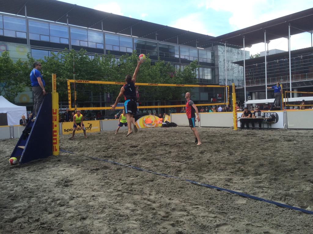 Ambassadeur @WKBeach2015 A'Dam <a href="/richardschuil/">Richard Schuil</a> /Jeroen Vismans <a href="/BeachAalsmeer/">The Beach</a> bij eredivisie A'Veen @Sportservice020