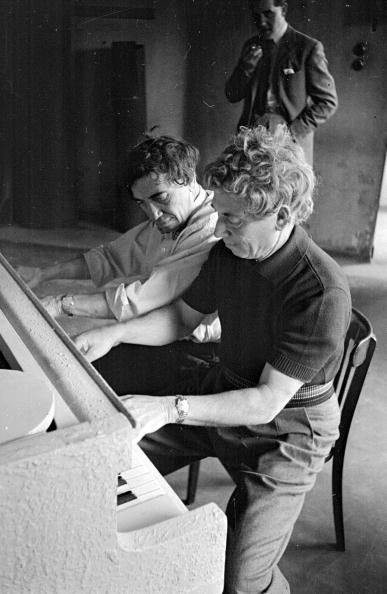 BrothersMWeb's tweet photo. Adolph 'Harpo'  and Leonard 'Chico' Marx, at the piano, rehearsing their act for their London Palladium show. http://t.co/wiPA7BfEL8