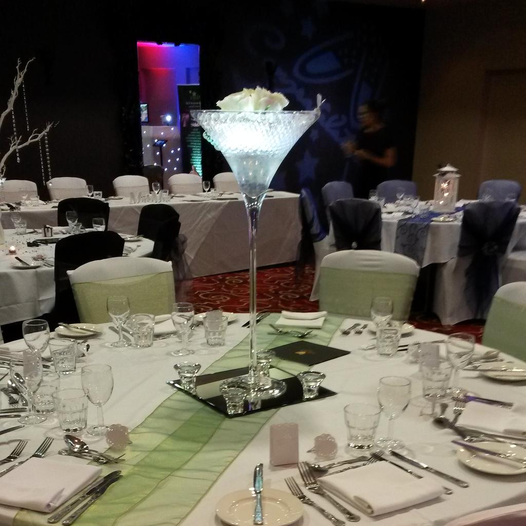 ballooncrazy08's tweet photo. Tall martini vase with water pearls &amp; lights http://t.co/0ciCuoY3XE