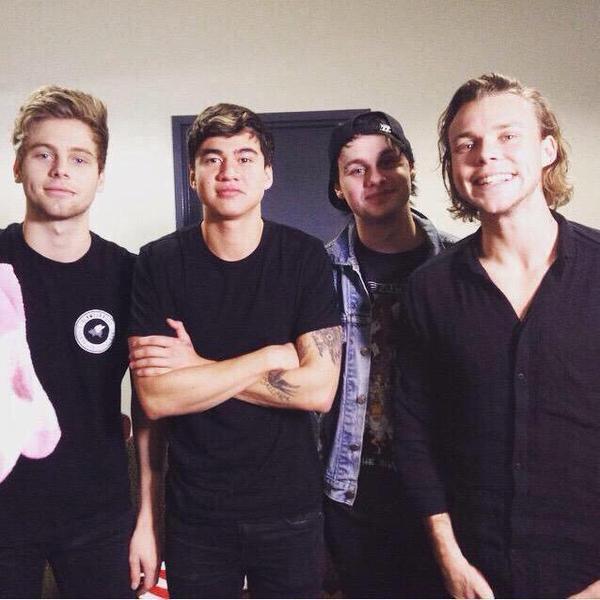 5SOSLocate's tweet photo. "MOM THEY DID IT" #ROWYSOSydney http://t.co/v2i4FGyFsK