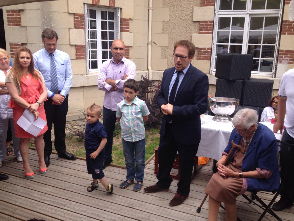 FranckEdard's tweet photo. Les 40 ans de @eddieait_of à carrieres-sous-poissy ! Au château éphémère #intempo http://t.co/E3rGkbz8tj