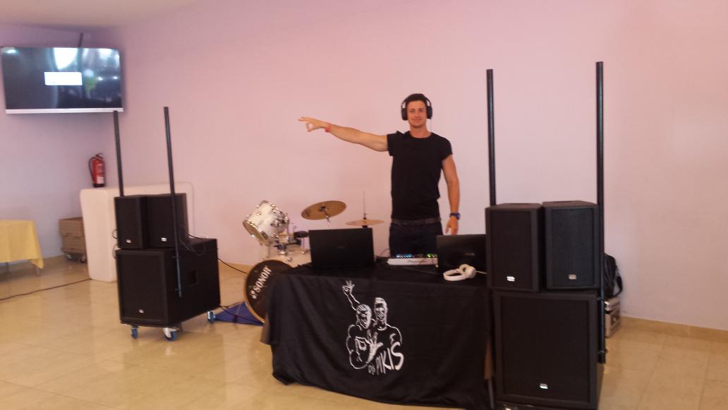 Djs_pikis's tweet photo. Comenzamos... #djs #music http://t.co/qxLAfF0bPk