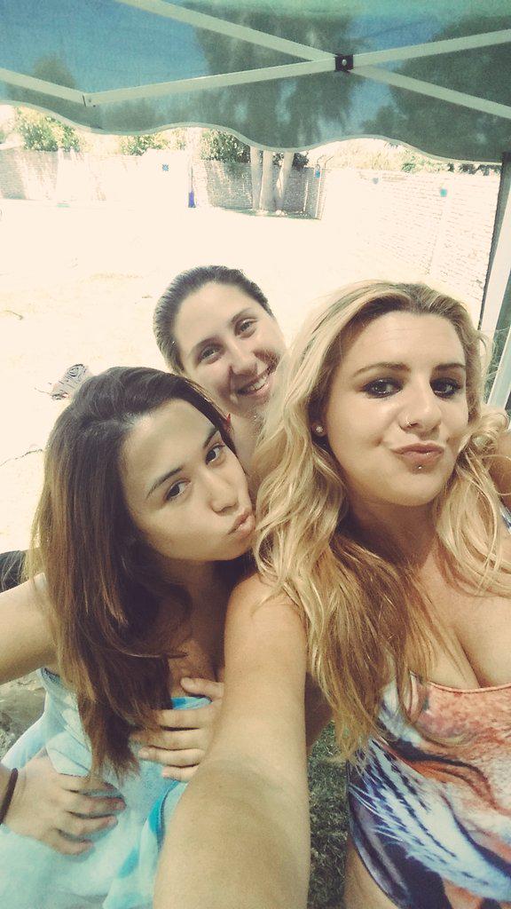 91Indy's tweet photo. De piscinita con @olgagomezjajaja y @consocast http://t.co/kOGjMojyaC