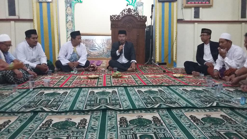 KangBoedhiHer's tweet photo. @ridwankamil  Camat @bank67 usai tarawih ngaBANDUNGan warga @LurahRanum tampung aspirasi penyelesaian "bangun masjid" http://t.co/e3BoSBnHKo