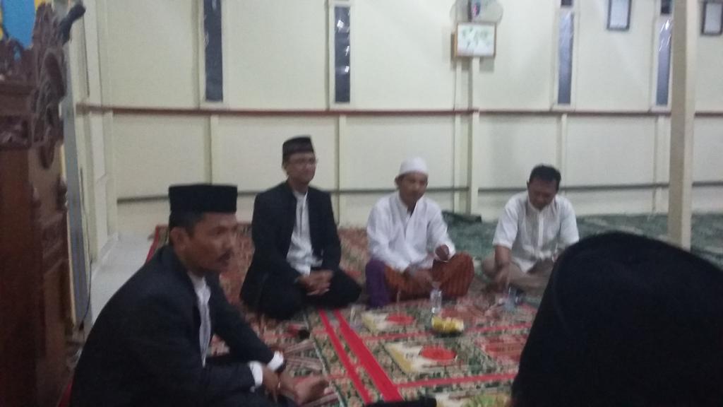 KangBoedhiHer's tweet photo. @ridwankamil  Camat @bank67 usai tarawih ngaBANDUNGan warga @LurahRanum tampung aspirasi penyelesaian "bangun masjid" http://t.co/e3BoSBnHKo