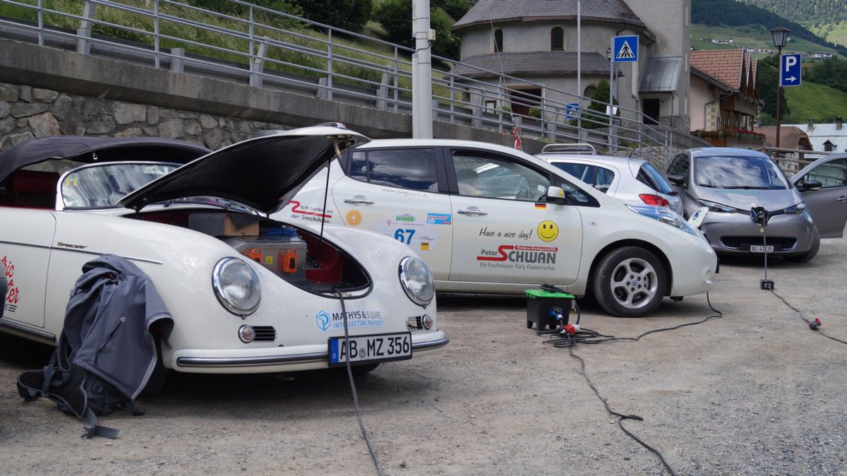 eMobOnline's tweet photo. Viele tolle #Elektroauto-Eigenbauten auf der #WAVE2015 http://t.co/0Gxssttfql