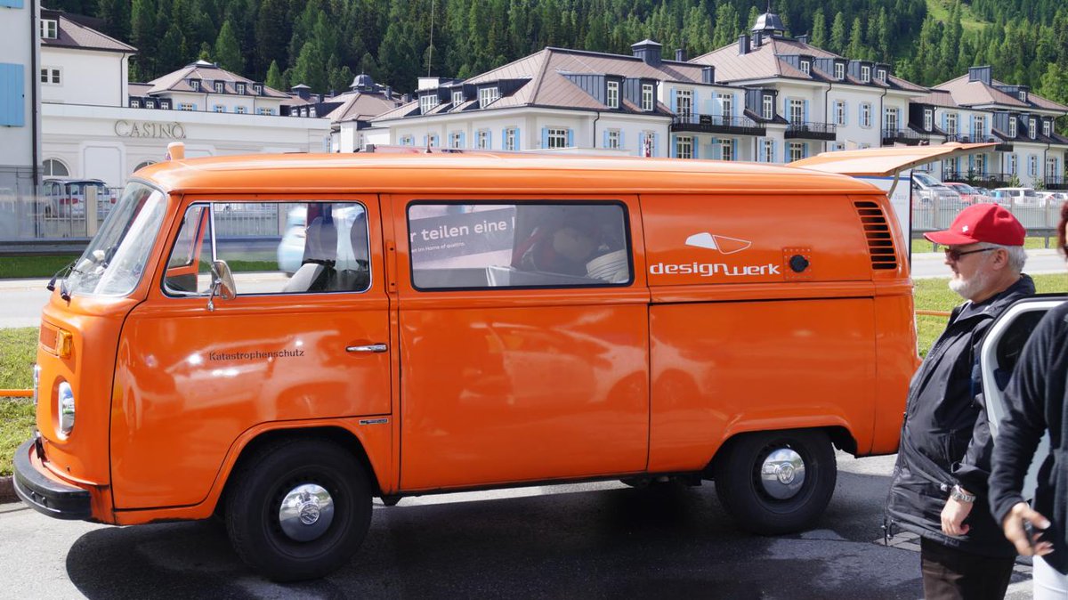 eMobOnline's tweet photo. Viele tolle #Elektroauto-Eigenbauten auf der #WAVE2015 http://t.co/0Gxssttfql