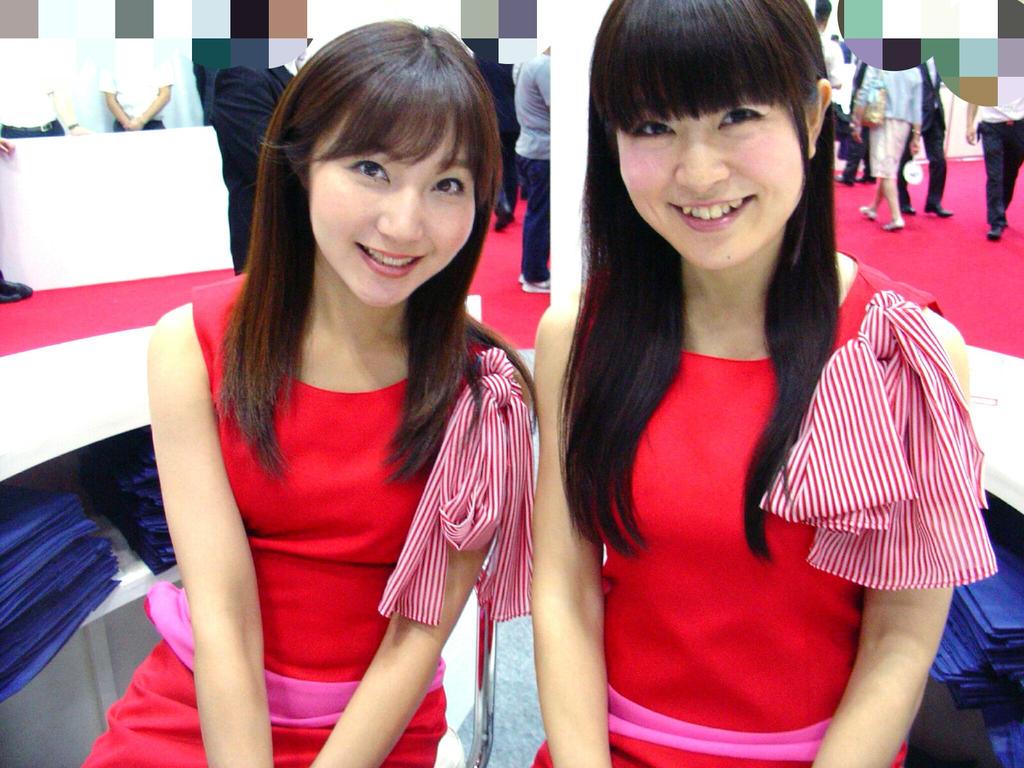 asashin5010's tweet photo. 【おまけ】山室亜有美さん(@ayumin1102 )と新谷香寿穂さん。素敵なツーショット~✨❇✴ #AutoServiceShow http://t.co/cfRgwNPCxP