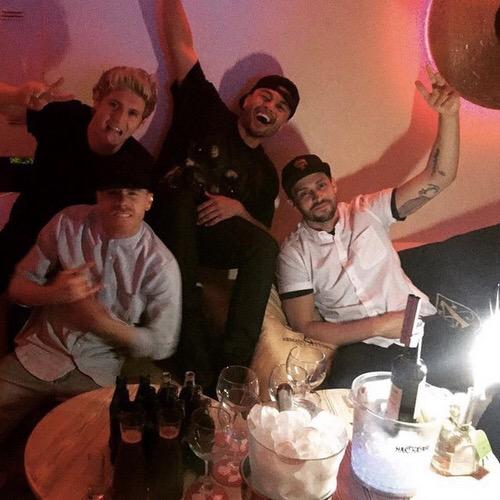 flpaps's tweet image. Eye spy with my little eye @hungrywhoran getting his drank on. 📷 #behavenialler