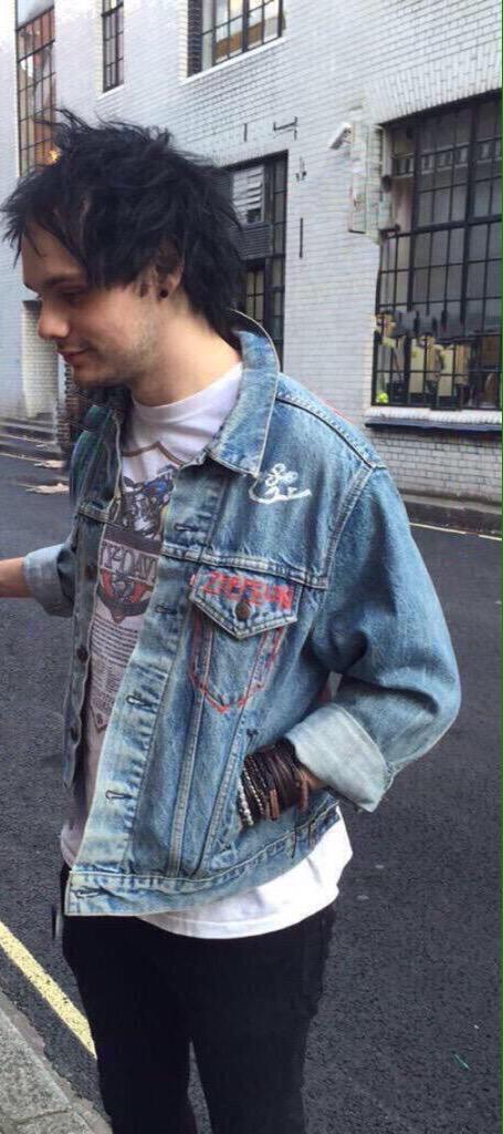 flpaps's tweet image. Mikey Clifford of 5sos looking heart eyes as always @IsMichael5SOS 📷